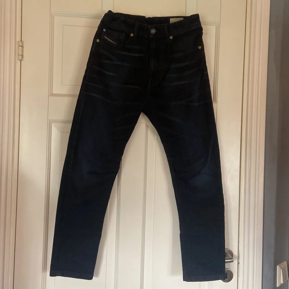 Hej, säljer dessa diesel jeans 👖 pga kommer ej till användning . Använda  3 gånger skick: 9,5/10. Nypris 1200 kr mitt pris 450 !!! Storlek 14 y (170) passar S eller XS. Passform: straight fit/ slim  fit. Skriv gärna vid frågor och funderingar 😀. Jeans & Byxor.