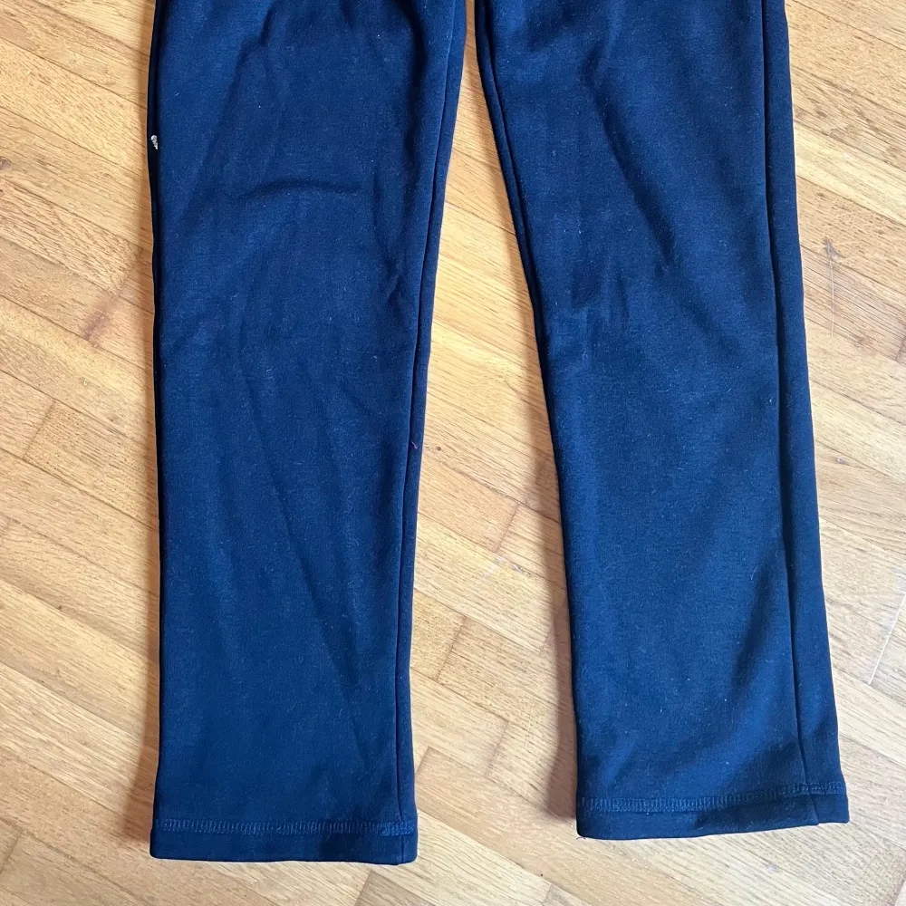 Mörkblå straightleg mjukisbyxor i XS. Jeans & Byxor.