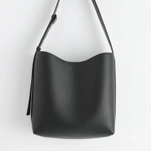 Stor axelremsväska - Populära väskan från Lindex, slutsåld nästan direkt. Nyskick. Använd MAX 10 gånger. Väldigt rymlig och jättefin! 💞