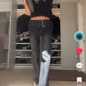 Jeans - Säljer dessa supersnygga jeans från edikted, första bilden är lånad från TikTok❤️Nypris 1750kr!