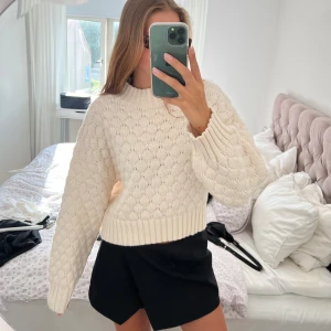 Vit stickad tröja.  - Vääärldens finaste tröja som jag nästan inte vill sälja - men har aldrig använt så måste… den har perfekt passform och en så så fin färg!! 🤍🙌🏼🫧🥂