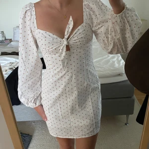 Klänning  - Jättefin sommarklänning/midsommar. I bra skick inget att anmärka på. Man knyter själv i fram och dragkedja i sidan. 