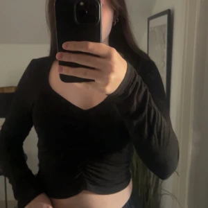 Topp - Super fin topp med en vringning som formar kroppen väldigt fint. Går både att klä upp och ner💞