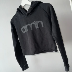 Ami’n croppad hoodie - Croppad hoodie från ami’n storlek XS. Superfin och skön att ha på sig. Säljer även 3 par olika träningstights från ami’n & andra träningskläder. 
