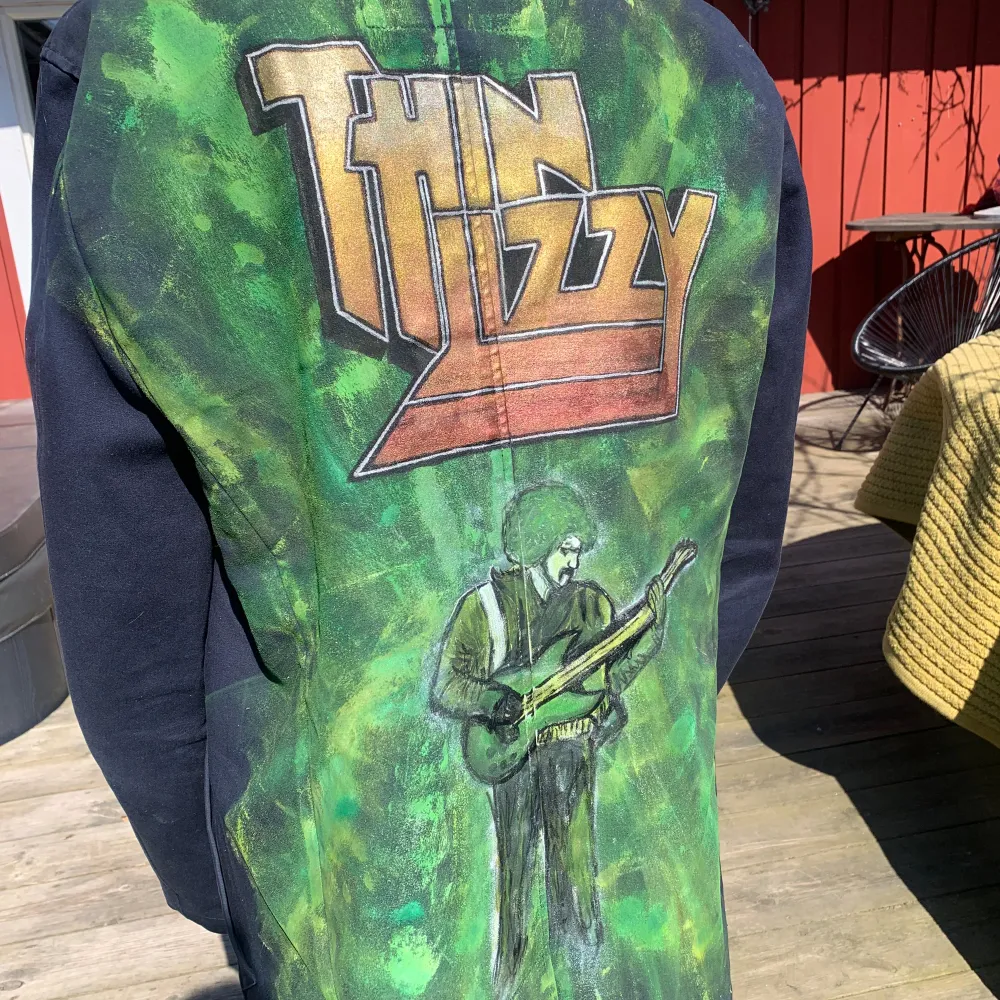 Handmålad kappa i storlek 44. Med det fantastiska bandet Thin Lizzy. Målad av mig, @grymmagracegrejer textilkonstnär. Jackor.