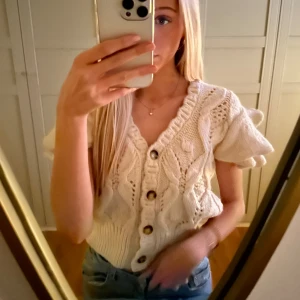 Stickad tröja  - Säljer denna super söta stukade tröja från Zara endast använd fåtal gånger. Finns inte längre att få tag i och jag bär strl S och är vanligtvis XS. ❤️Ny pris var omkring 549 kr och den är i nyskick.