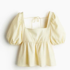 Blus H&M - Säljer denna gula populära blus från h&m. Har endast användts en gång därav känner jag att jag vill sälja. Den är fortfarande i nyskick!! Slutsåld överallt!! Storlek Xs men kan passa en S också! Kom gärna med pris förslag eller tryck gärna på köp nu💓