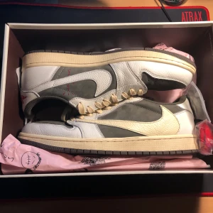 Jordan Travis Scott Reverse Mocha - Jordan low Travis Scott Reverse Mocha. Helt nyskick. Endast testade. OG låda och skosnören ingår🙌 Pris kan diskuteras vid snabb affär😁
