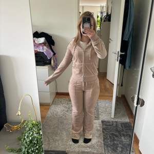 Säljer mitt beige juciy set, väl använt med bra sick, skriv för frågor, pris kan diskuteras!!