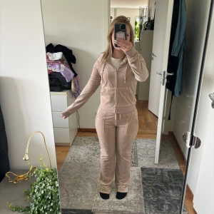 Juciy  - Säljer mitt beige juciy set, väl använt med bra sick, skriv för frågor, pris kan diskuteras!!