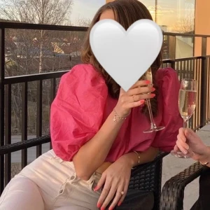 Blus - Rosa puffig blus med knytningar i ryggen, storlek S🩷Använd en gång och därför som ny! 