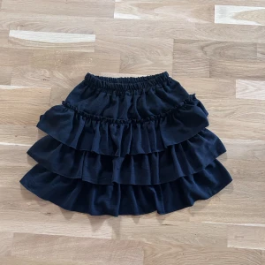 Kjol - Okänt märke och uppskattar till storlek S. Passar mig som är 165 bra och går en bit ner på låret.