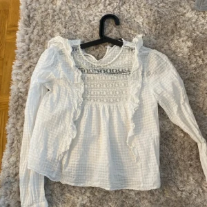 Vit zara blus - OBS! Bilderna är lånade så blusen jag säljer är i storlek S!  En fin vit blus från zara i fint skick. 