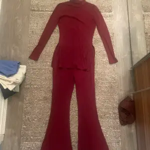 Separat 100kr/st elr tsm för 150kr Tröja öppen på sidor (se bild 3) o liten turtle neck Byxorna är bootcut, högmidjade Båda ganska tunna,ej seethrough   Kontakta för mer info,fler bilder Postas = ja, köpare står för frakt Upphämtning = Malmö