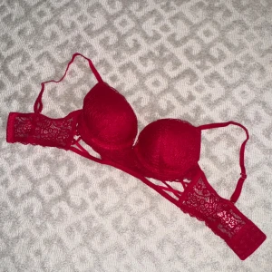Röd spets bh med snörning - Tunn röd spets bh med snören, storlek 75B. Säljer flera bhar i samma storlek och liknande! Köp med bundle om du vill ❤️