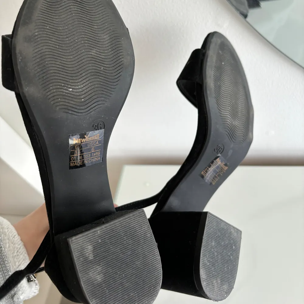 Svarta sandaletter från NewYorker i storlek 36. Använda kanske 1/2 gånger, bekväma! Nypris 299kr. . Skor.