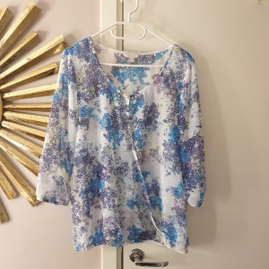 Blus  - Oanvänd blus från Esprit, storlek 38.