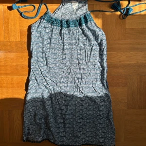 Super söt klänning för stranden - Jätte fin klänning som tyvärr är för liten på mig och är därför jag säljer den