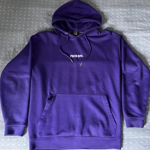 Hoodie - Fin lila hoodie, köpt från New Yorker. Den är sliten i kanten på fickan(bild 3). Jag har en säkerhetsnål där, men man kan sy den också. 