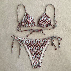 Mönstrad bikini - Trekantsbikini med snygga knytdetaljer och uttagbara inlägg! Använd nån enstaka gång, tvättad 👙