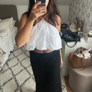 Somrig topp - En somrig kort topp, lägger upp igen pga oseriösa köpare:) har små deofläckar på insidan, inget som syns och kan gå bort i tvätten💗