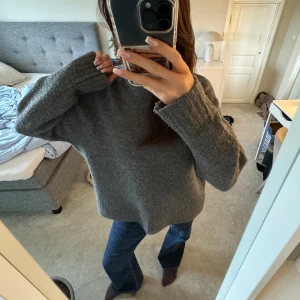 Grå stickad tröja - Grå stickad tröja. Lite nopprig men inget man tänker på. Storlek L men mer som en M. 