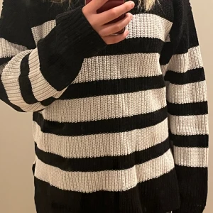 Stickad tröja  - Säljer min tröja för att den inte kommer till användning. Använd några fåtal gånger och i ny skick. Modellen är oversized. Köparen står för frakt.