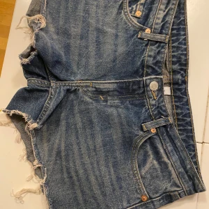 Jeansshorts weekday - Weekday jeansshorts storlek 29