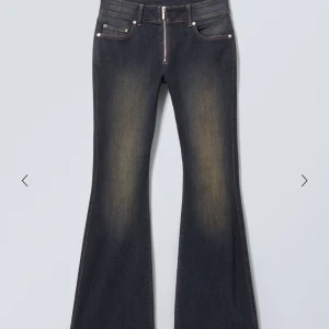 Weekday Jeans - Säljer mina Low Flarde Jeans från Weekday i storlek 27! Prislappen är kvar, därav aldrig använda💕