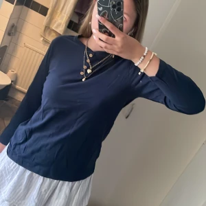 Mörkblå pyjamaströja - Mörkblå pyjamas tröja som även kan användas som vardagströja. Säljer eftersom den är för liten för mig.🌸