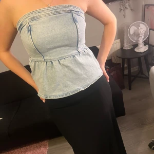Bandeau Topp i denim - Bandeau topp i jeans material. Köpt i Berlin så osäker om den finns i Sverige. Storlek S och använd få gånger.