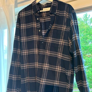 Flanellskjorta, A&F - Rensar ur garderoben inför kommande flytt, därav en massa grejer som ska säljas. Superskön rutig flanellskjorta från Abecrombie&fitch, perfekt nu på sommaren alternativt senare i höst