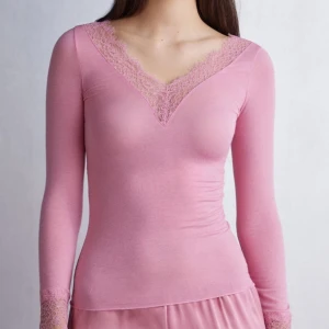 Intimissimi tröja rosa spets - Hej! Lägger ut en intressekoll på min rosa intimissimi med spets i strl S. Sparsamt använd och i fint skick, inga noppror eller hål. 💘Köpt för 449 kr Frågor besvaras i dm 💘