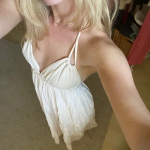 Vit lång klänning - Perfekt till midsommar, lite off white i färgen❤️ jätte fin i ryggen skicka dm för mer bilder🌸använd 1 gång