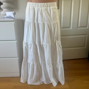 Långkjol - Jätte fin lång kjol som tyvärr inte kommer till användning