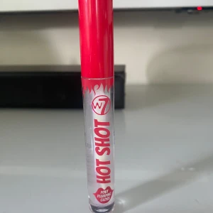 Hotshot läppglans - w7 Hotshot läppglans, aldrig använd se bild 2 (plasten sitter kvar)  ❤️