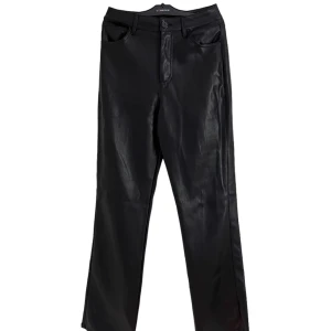 Svarta stretchiga skinnimitation byxor - Fint skick, använt två gånger. Säljs pga att de är för små. Köptes för 699kr. Supersköna pga att de är stretchiga och har en sammet-insida som gör de lika bekväma att sova i som att festa i😉 supersnygga, straightleg som gör att de ser flared ut💕