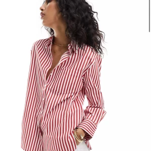 Rödrandig skjorta från Stradivarius  - Skjorta i rött/vitt från stradivarius, köpt på ASOS. Aldrig använt.