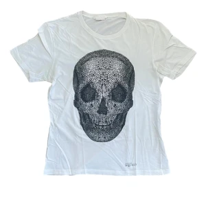 Alexander mcqueen t shirt - Säljer en i i stort sett helt ny alexander mcqueen t shirt. Använd 3 eller fyra gånger. Skick 9,5/10. Köpt för 2500. Säljes för 1650. 