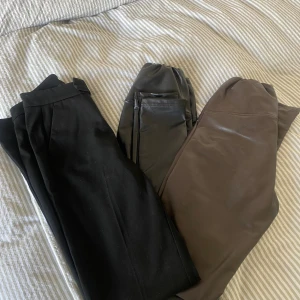 Sanne Alexandra byxor  - Tre par Sanne Alexandra byxor.  Svarta leggings Xs Mörkbruna leggings Xs Svarta raka kostymbyxor Xs   350 kr för varje. Eller alla för 900 kr 