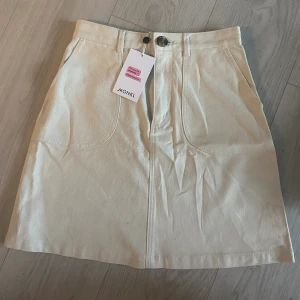 Beige kjol - Helt ny kjol från Monki