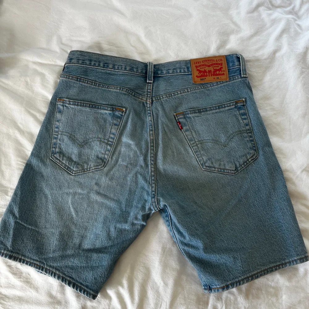 501, Levi’s jeansshorts i storlek W31.. Shorts.