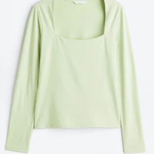 Långärmad topp i trikå (mintgrön) från H&M - KÖPAREN STÅR FÖR FRAKTEN HELT oanvänd med prislappar kvar från H&M! Storlek S! Inga defekter! Suuuuper skönt material och sååå fin färg!!😍 
