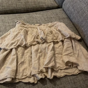 Low waist kjol - En jätte fin low waist kjol som är super fin till sommaren! Har använt den kanske 5gånger så den är i jätte bra skick! Den kan se lite skrynklig ut men den ser jätte fin på