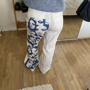 Byxor med raka ben och låg midja  - Snygga byxor med raka ben och motiv på baksidan. Använda ett fåtal gånger, men mycket bra skick! Köpta på subdued Nypris: 700 kr 
