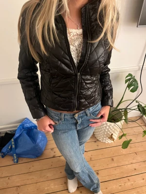 Vårjacka  - säljer min skitsnygga glansiga jacka då den inte används💕nyskick