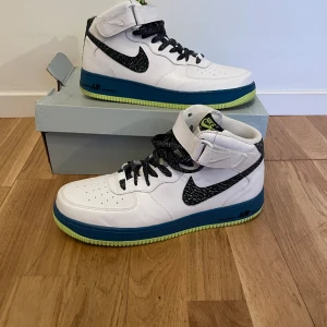 Air force 1 High - Använda 2gånger, originalbox med extra vita skosnören