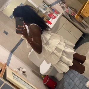 Vit volang klänning  - Säljer denna volang klänning då den börjar bli för liten strl är oklar då den är köpt för längesen men jag som har s kan ha den så skulle säga 34/36 