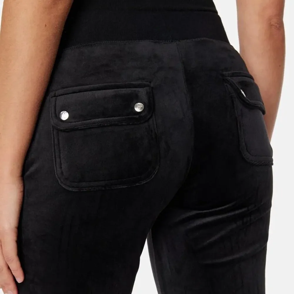 Dom är i perfekt skick kom priv för fler bilder💖. Jeans & Byxor.