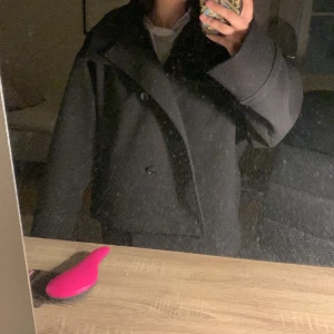 Kappa - Detta är en svart kappa från ginatricot i storlek L. Inga defekter tillkommer. Jag kan inte ha den för att den är lite för stor för mig. 